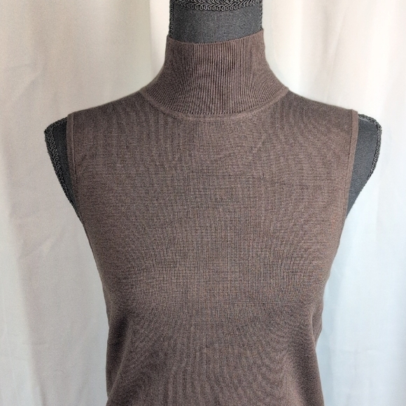 Stylish Brown Sleeveless Knit Top - Picture 4 of 6